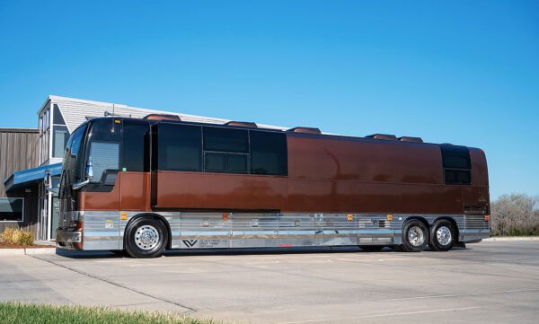 Entertainer Coach For Lease Deja Vu